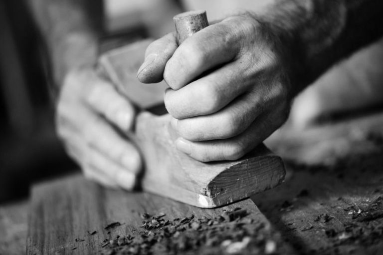 La leardeship autentica e trasparente rappresentata da mani che lavorano il legno
