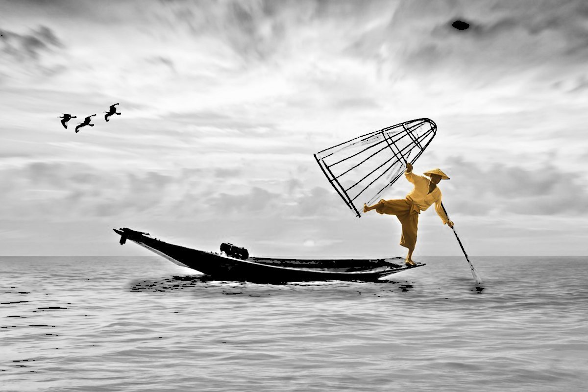 Uomo in bilico su una barca come rappresentazione dell'esplorazione di sè