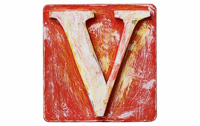 La lettera V disegnata in bianco su una superficie rossa